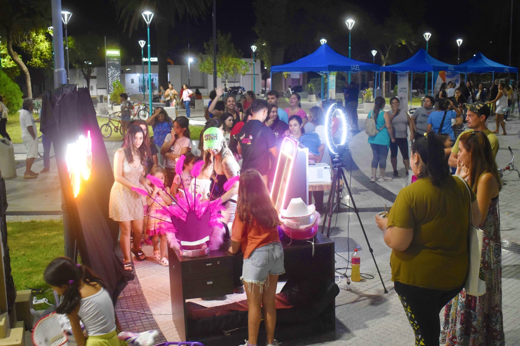 La Muni de Mackenna celebró el Día Internacional de la Mujer con un evento en la Plaza Sarmiento