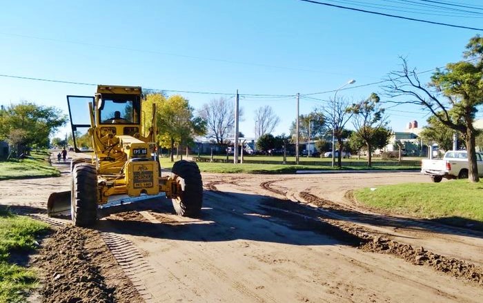 La Muni de Mackenna continúa reparando las calles de tierra en los distintos barrios