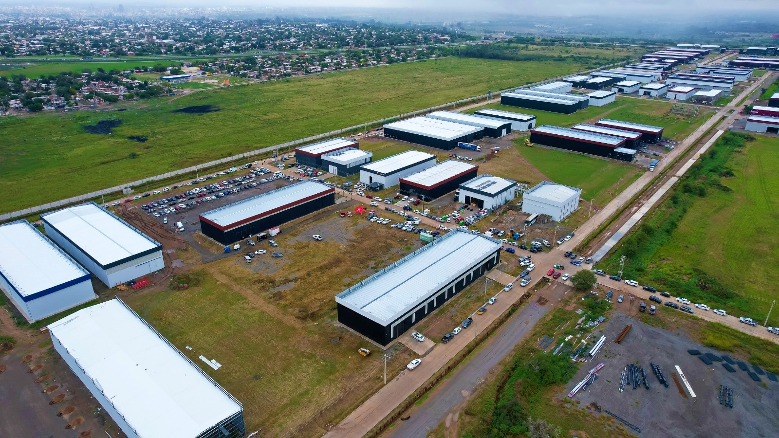 Schiaretti y Llaryora inauguraron un moderno Parque Industrial que albergará a 48 empresas de la ciudad de Córdoba 