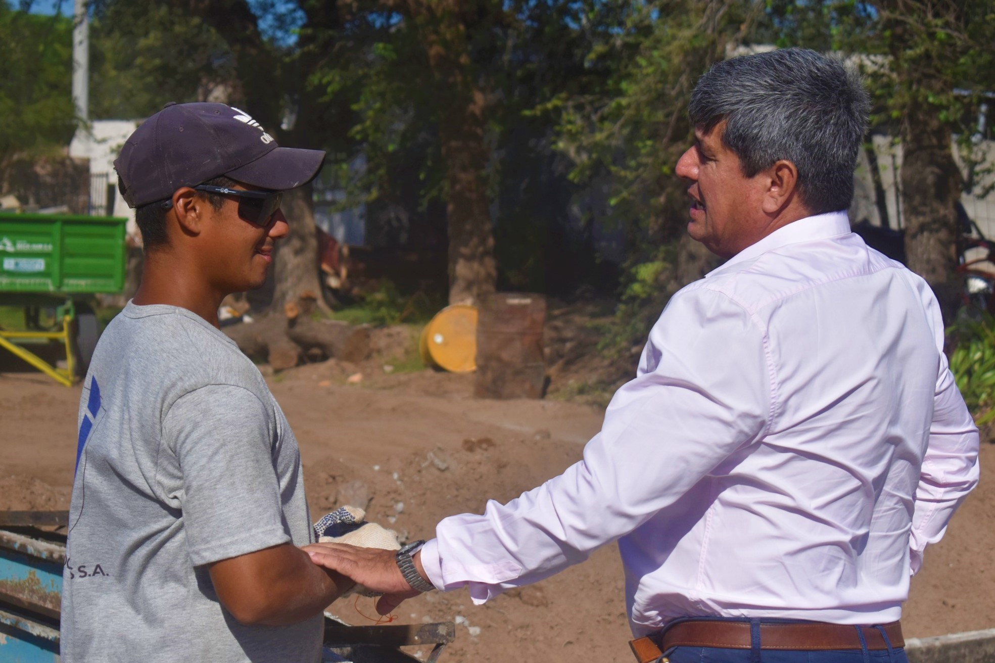 En campaña: Casari recorre las obras y habla con los obreros y los vecinos