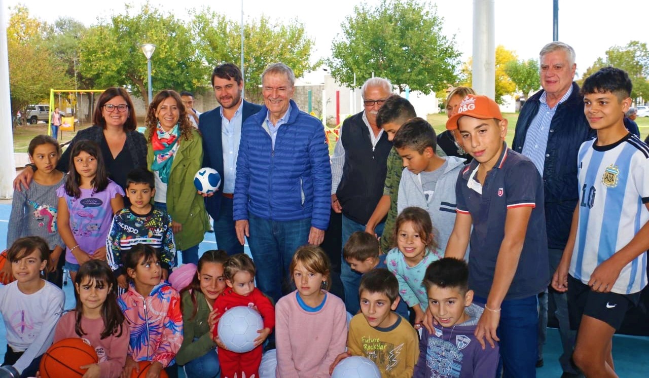Schiaretti entregó 10 viviendas e inauguró un polideportivo social en Sampacho