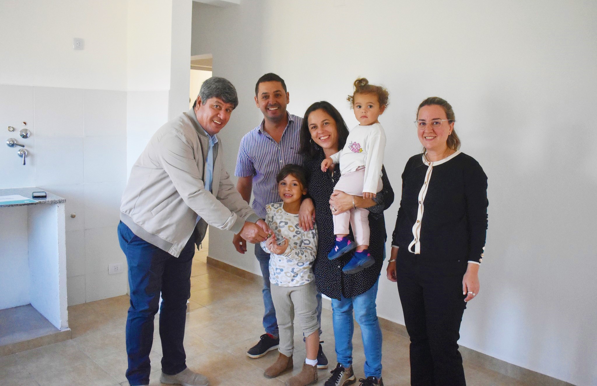 El intendente Roberto Casari continúa entregando viviendas