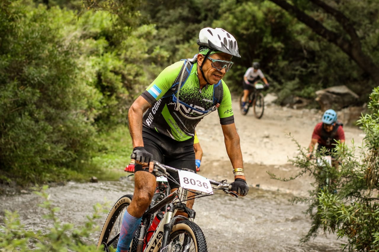 Excelente actuación del ciclista local Julio Mena en el Desafío Río Pinto 2023