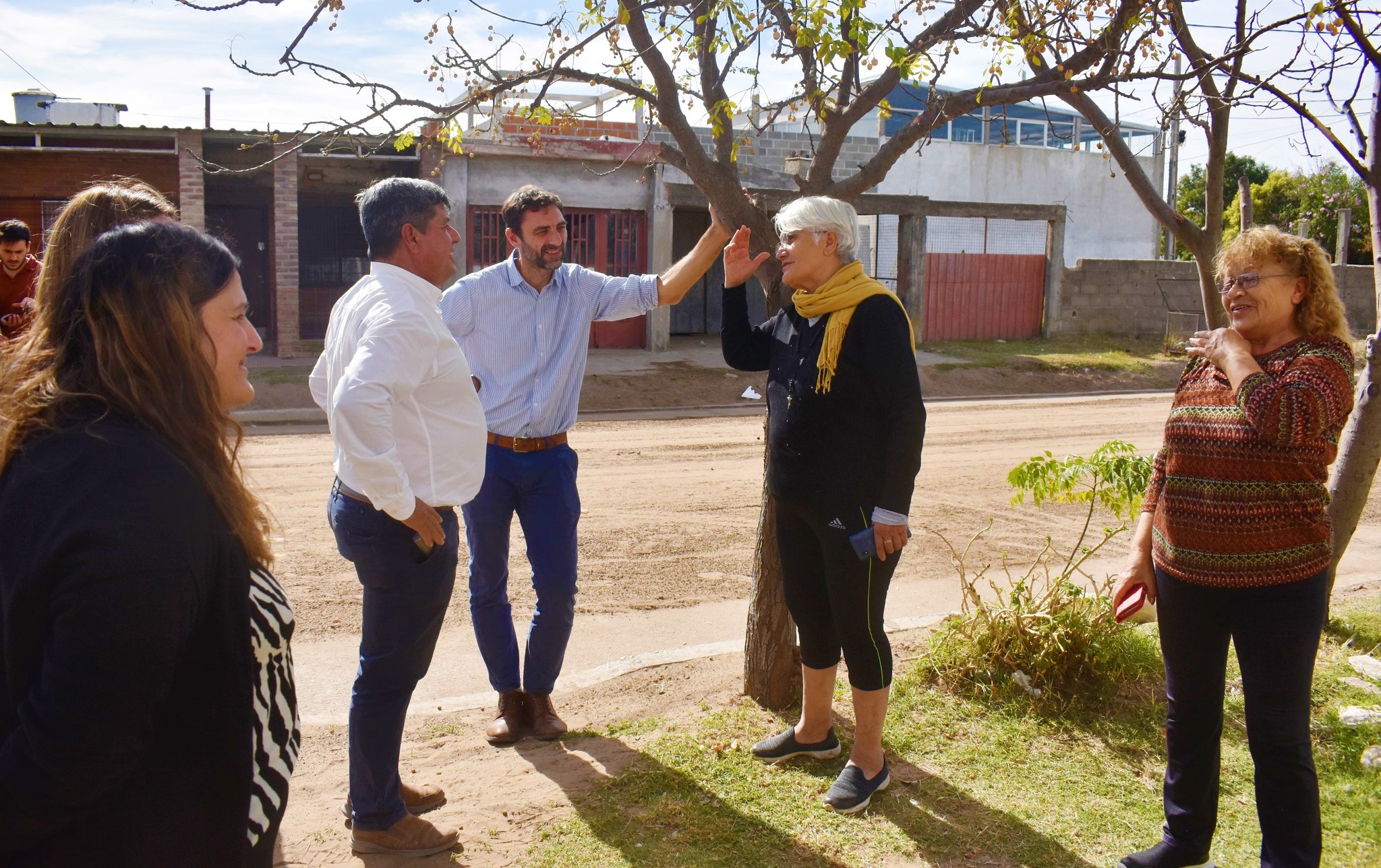 El Intendente Casari dejó inaugurada la obra de cordón cuneta en el Barrio San Vicente y habló con los vecinos del sector