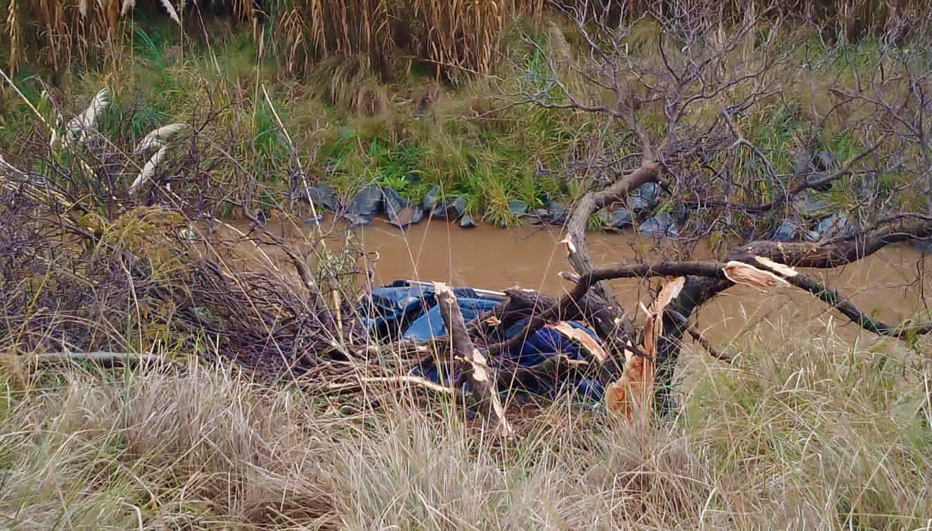 Despistó, volcó y terminó dentro del arroyo El Ají