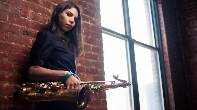 Melissa Aldana, la reina del saxo tenor que grabó para Blue Note, tocará en la Argentina