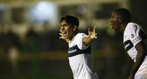 El ex delantero de San Martín Maximiliano Comba emigró al fútbol griego