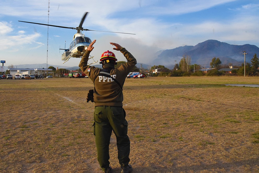 120 efectivos trabajan para contener el incendio en el cerro Uritorco