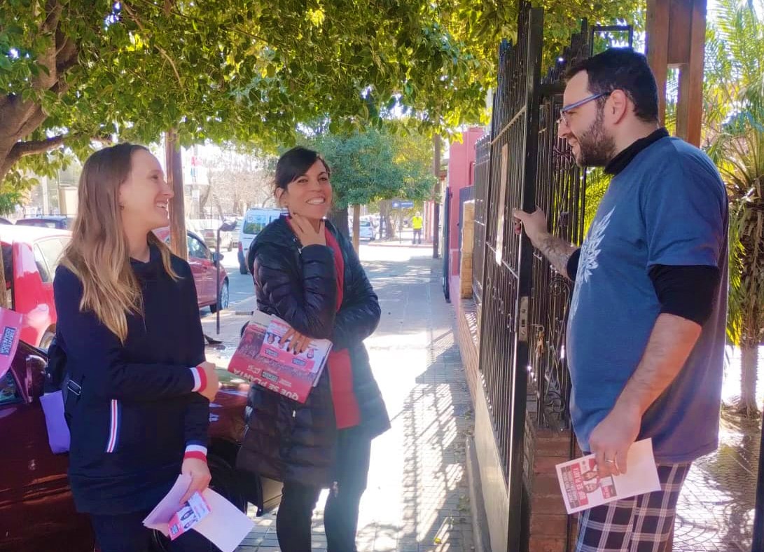Echevarría recorre los barrios puerta a puerta