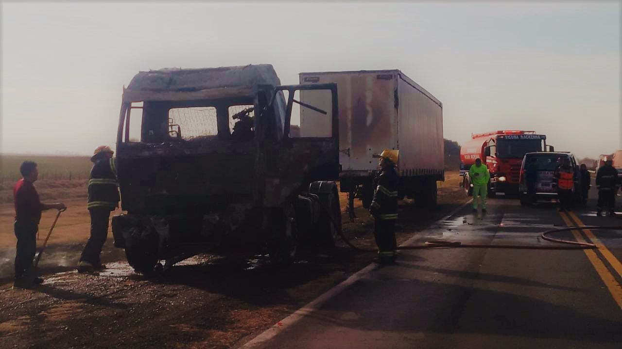 Mackenna: Un camión que circulaba por la ruta internacional 7 se prendió fuego