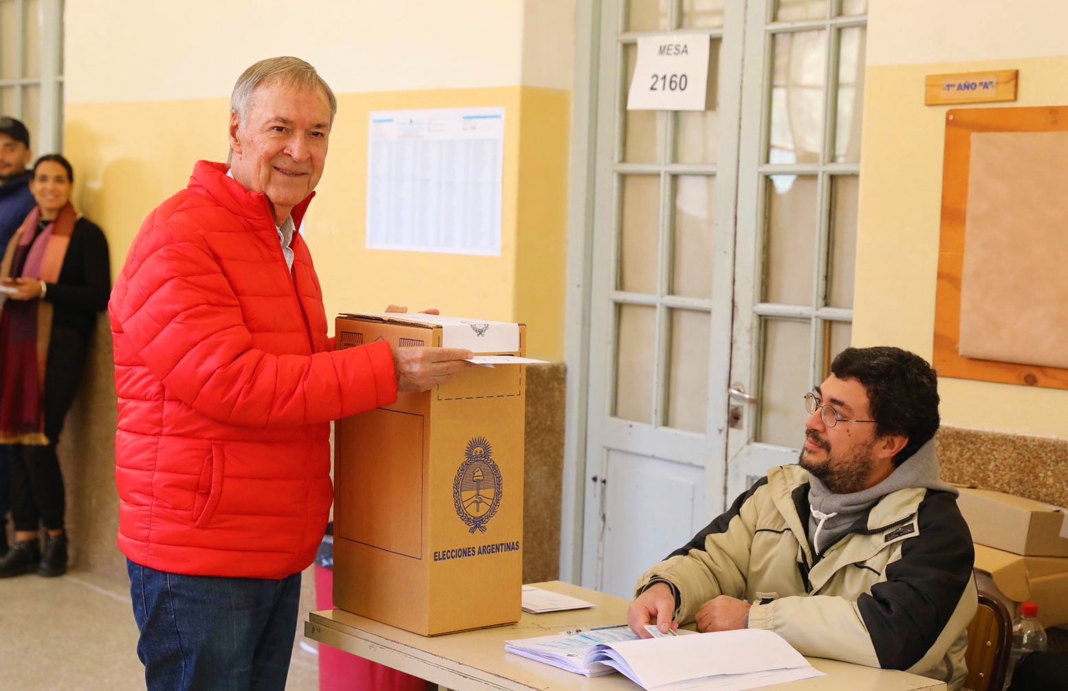 El gobernador de Córdoba Juan Schiaretti emitió su voto y destacó que es el único candidato del interior del país