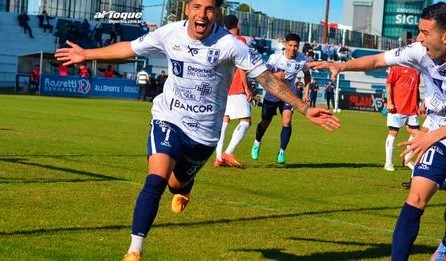 Atenas le gano de visitante a Everton y lidera en soledad el Clausura