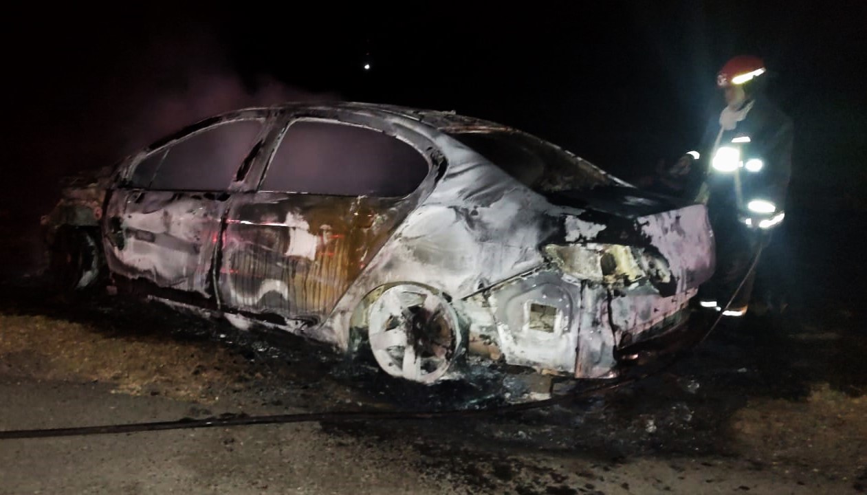 Incendio de un auto en cercanías de Mackenna