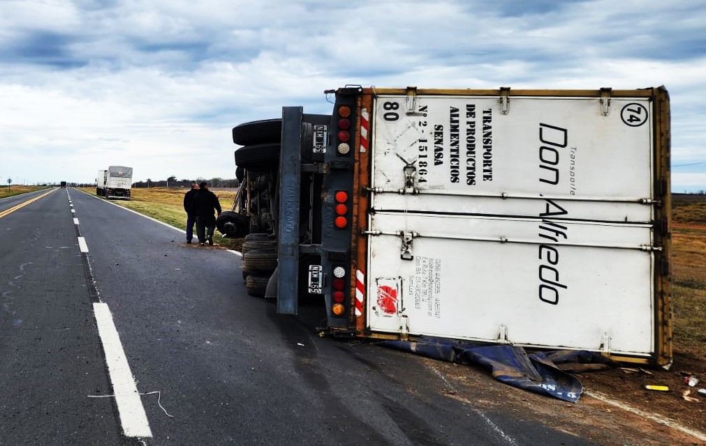 Vuelco de un camión en cercanías de Mackenna
