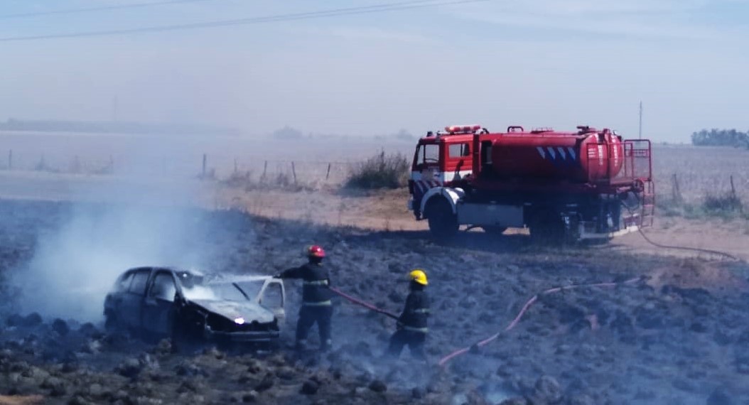 Vuelco e incendio de un auto en cercanías de Mackenna sobre Ruta 35