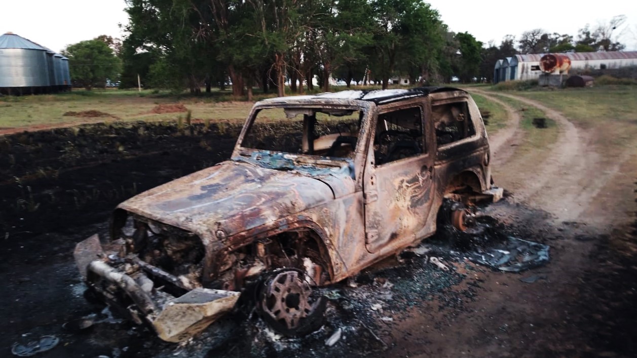 Incendio en un campo, un vehículo quedó destruido por las llamas