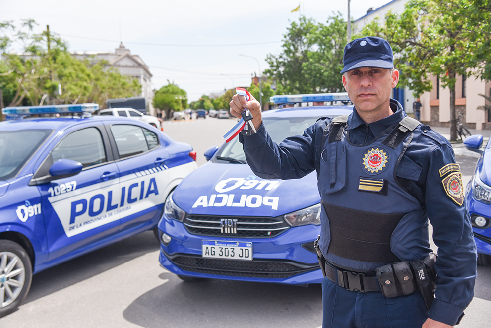 López entregó nuevos móviles policiales para el sur provincial