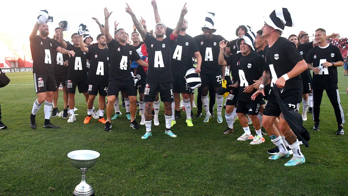 El modesto Deportivo Riestra le ganó a Maipú de Mendoza y ascendió a Primera División