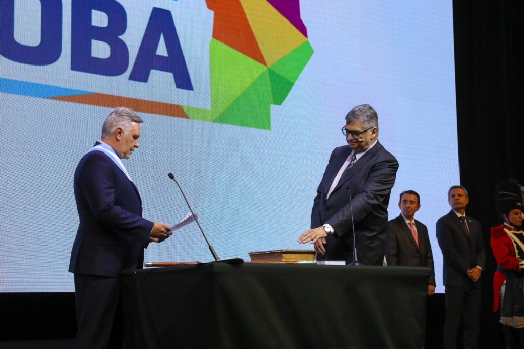 Llaryora tomó juramento a ministros de su gabinete