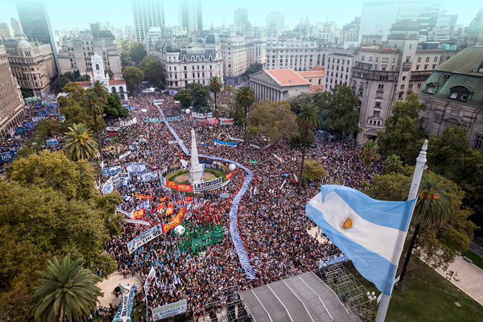 Una multitud para decir nunca más a la dictadura y a la miseria planificada del gobierno libertario