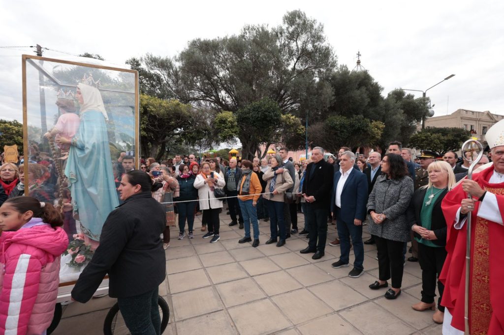Villa Reducción: Llaryora participó de la procesión del Cristo de la Buena Muerte y anunció obras