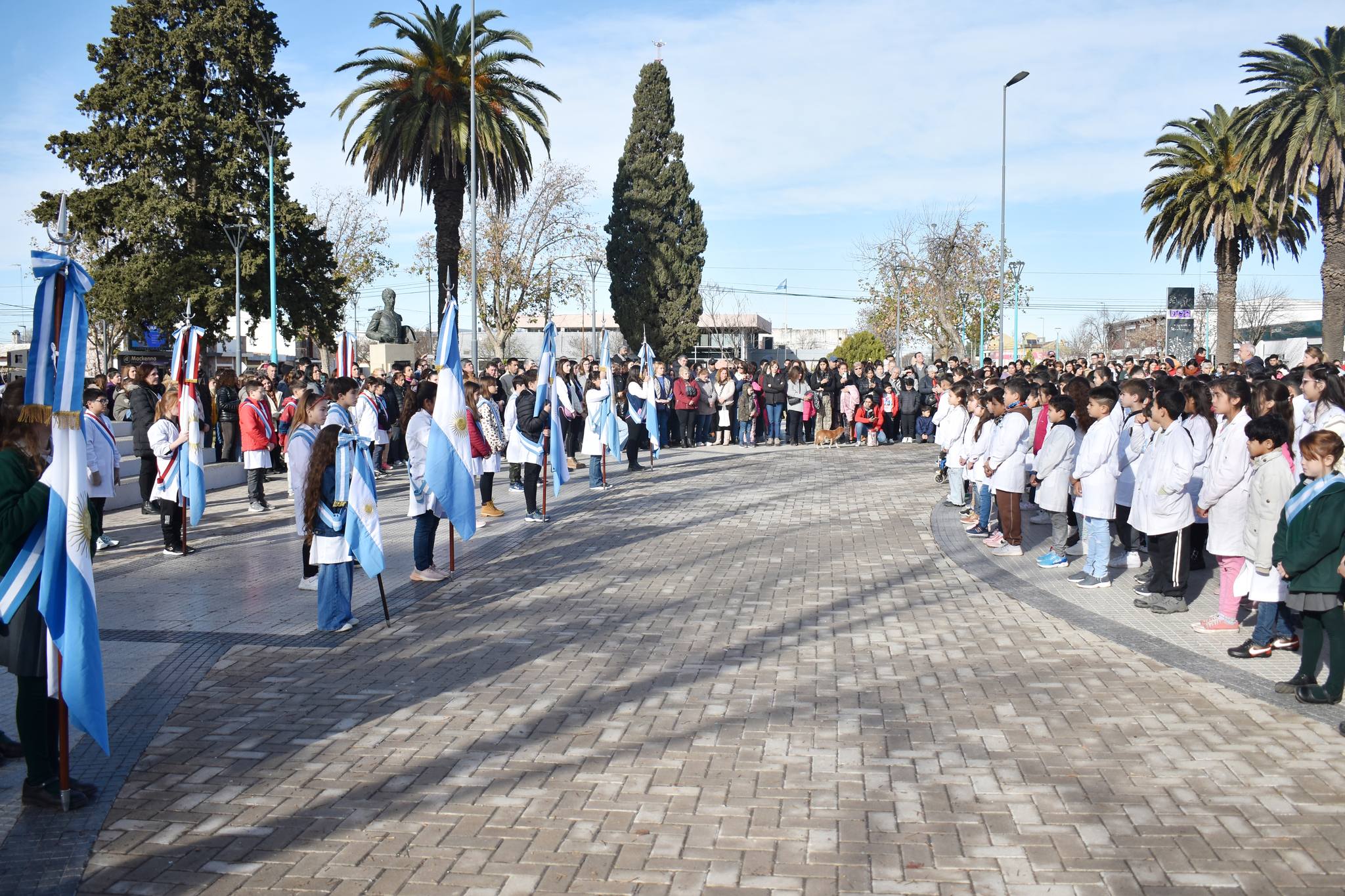 Lealtad a la Bandera Nacional por alumnos de distintos colegios primarios de Mackenna