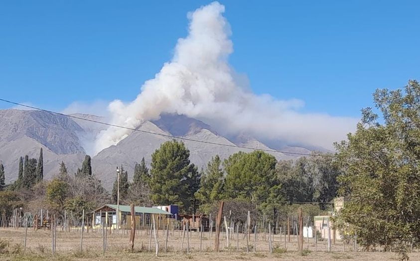 Suman bomberos al combate del fuego en el Cerro Champaquí