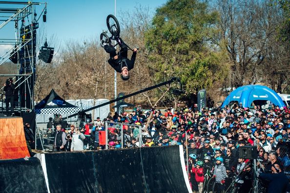 Maligno Torres festejó su oro con una multitudinaria Vuelta Olímpica