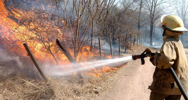 Bomberos combaten el fuego en Quebrada de la Mermela y Punilla