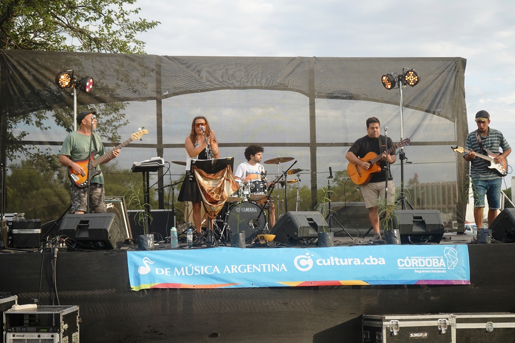 A pura música, y con un gran marco de público, inició la 13º edición de los Ciclos de Verano en Río Cuarto