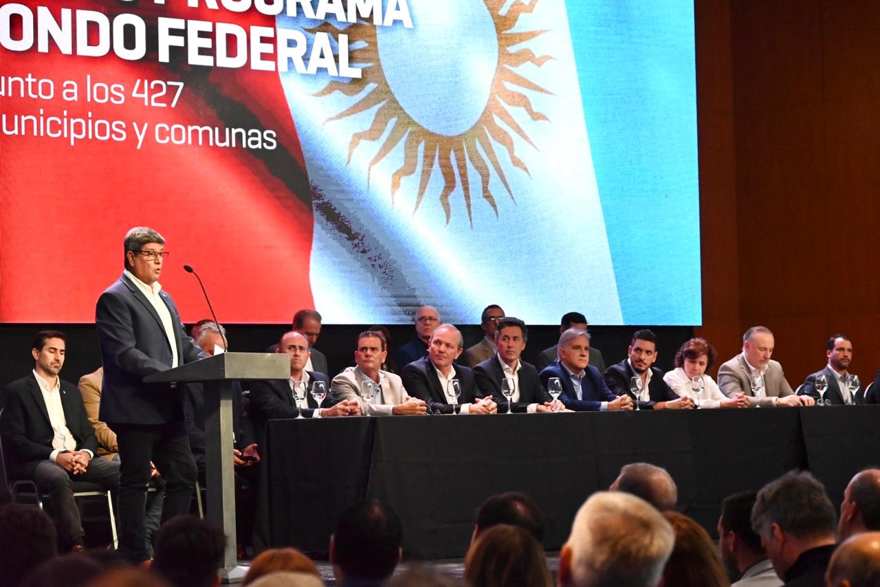 Acompañado por más de 400 intendentes y jefes comunales, Llaryora firmó el Fondo Federal Cordobés