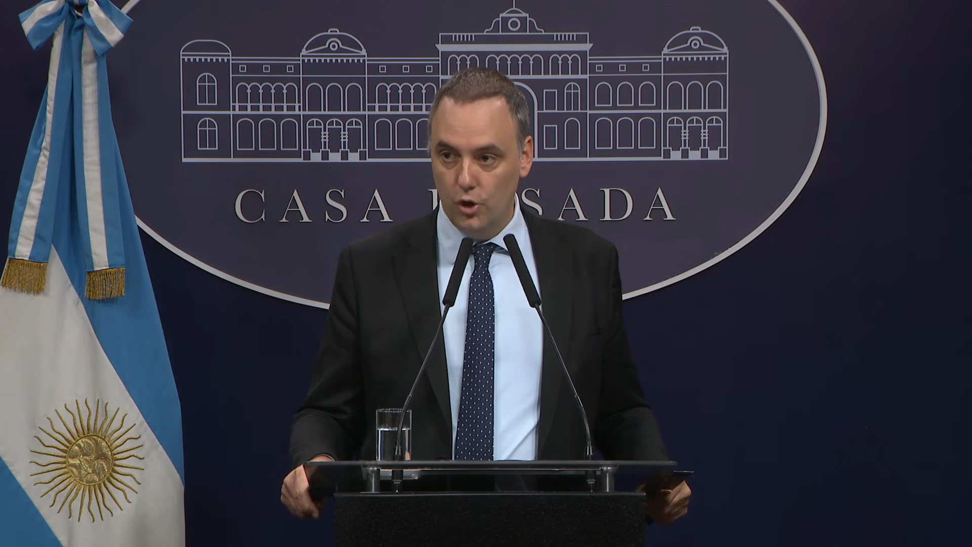 Adorni renunció como vocero presidencial pero sigue como jefe de Gabinete