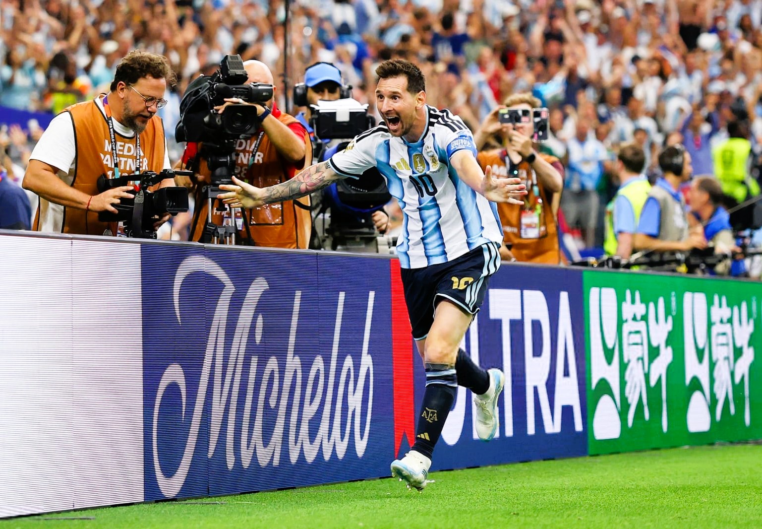 Argentina con goles de Messi venció dos a cero a Austria y clasificó