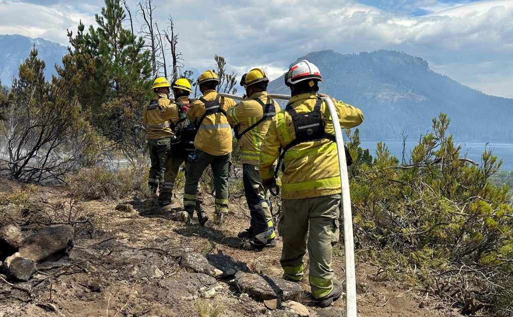 Bomberos cordobeses permanecen en Chubut dando batalla contra el fuego 