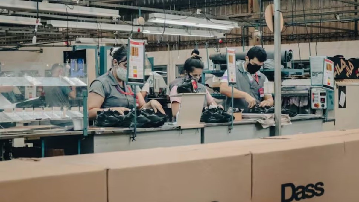 El fabricante de Nike y Adidas deja de producir en el país: Grupo Dass cierra su última planta