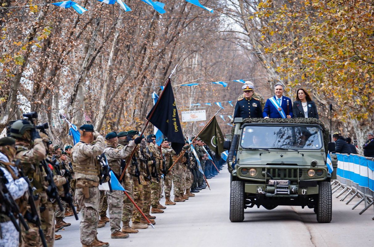 En Colonia Caroya, Llaryora encabezó el desfile cívico-militar en conmemoración del 9 de Julio