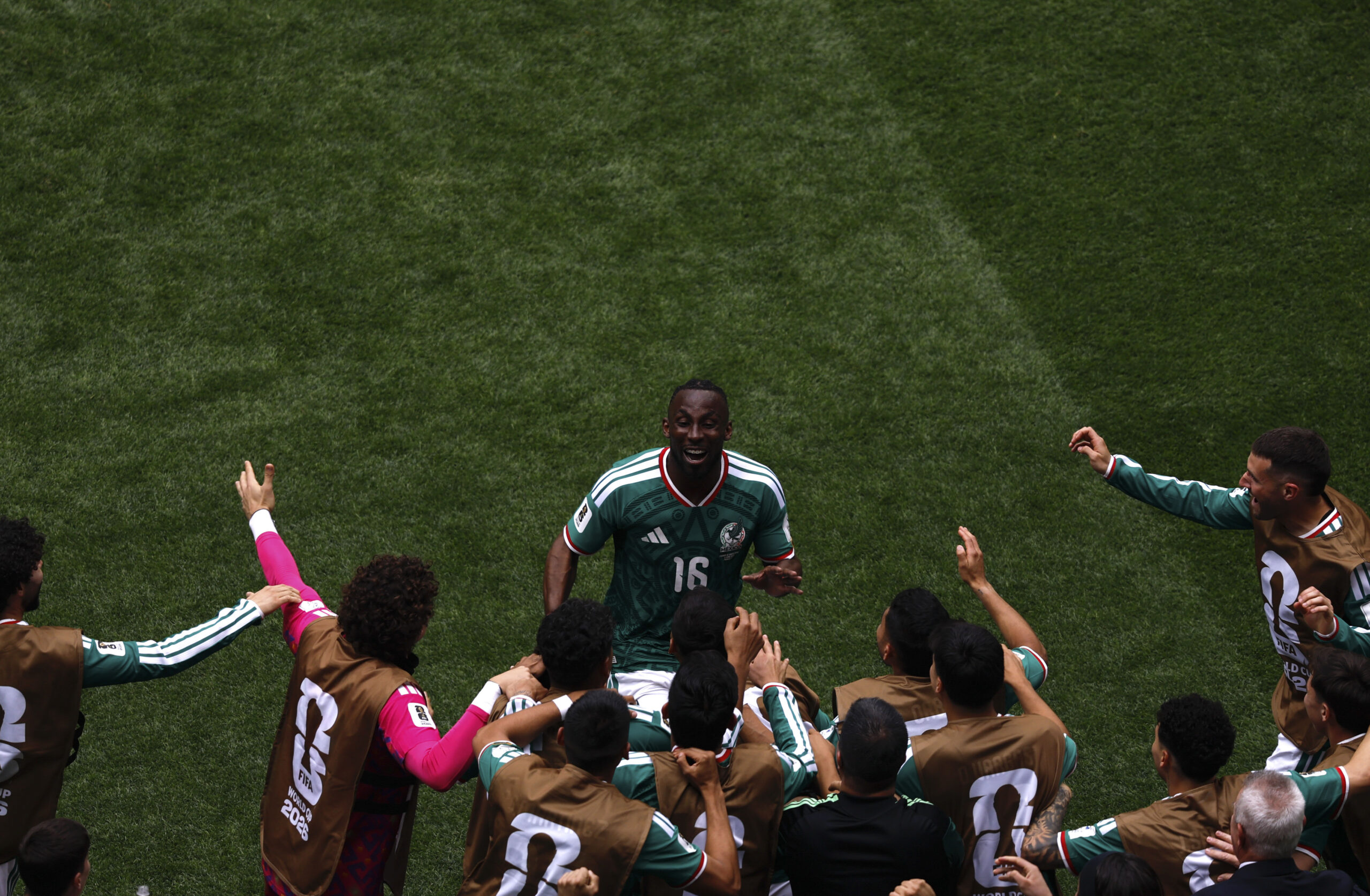 En el primer partido del Mundial, México sintió la presión de ser local y le costo vencer al débil Sudafrica