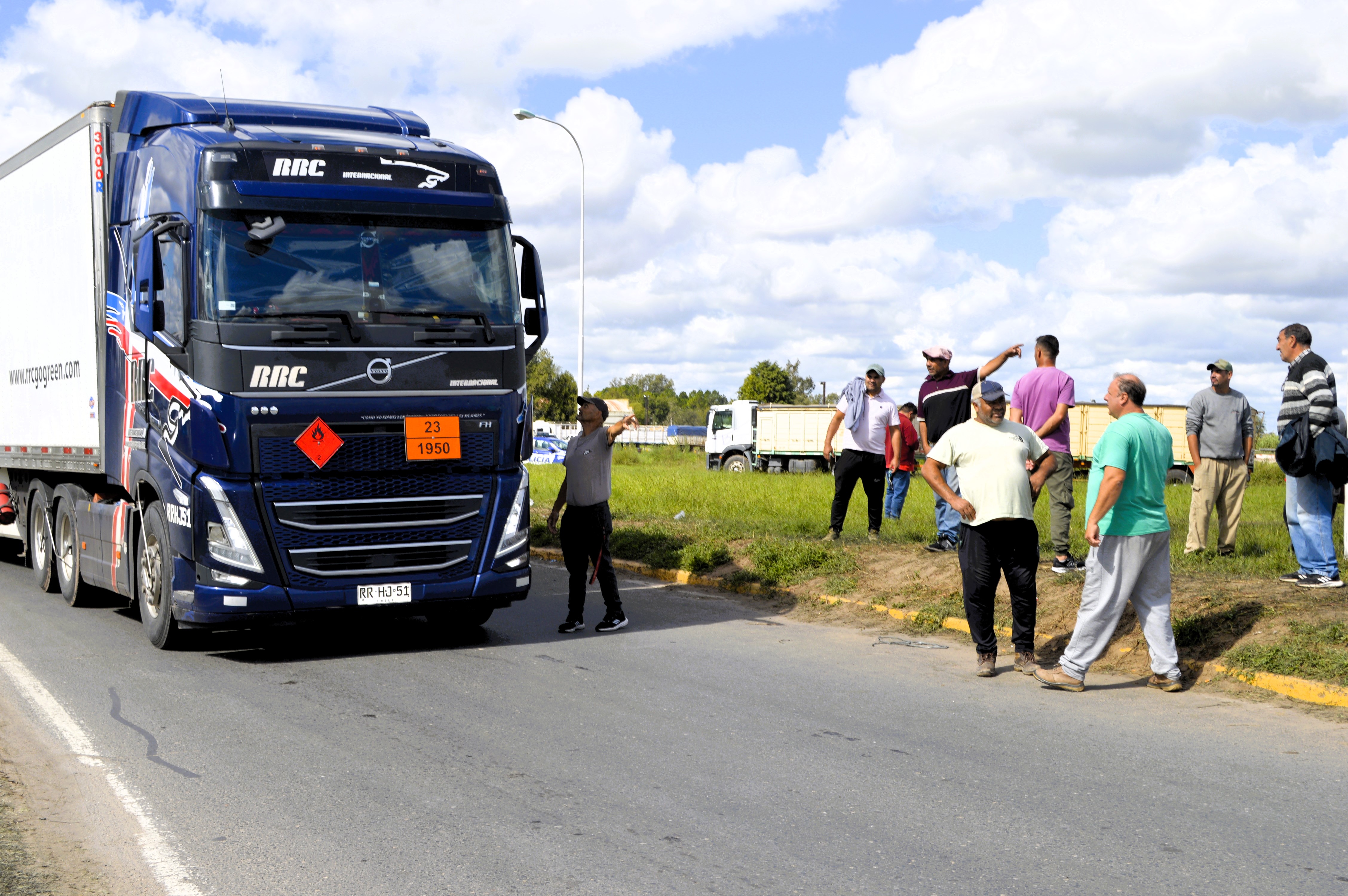 En Mackenna los camioneros continúan el paro en la rotonda de las Rutas Nacionales 7 y 35