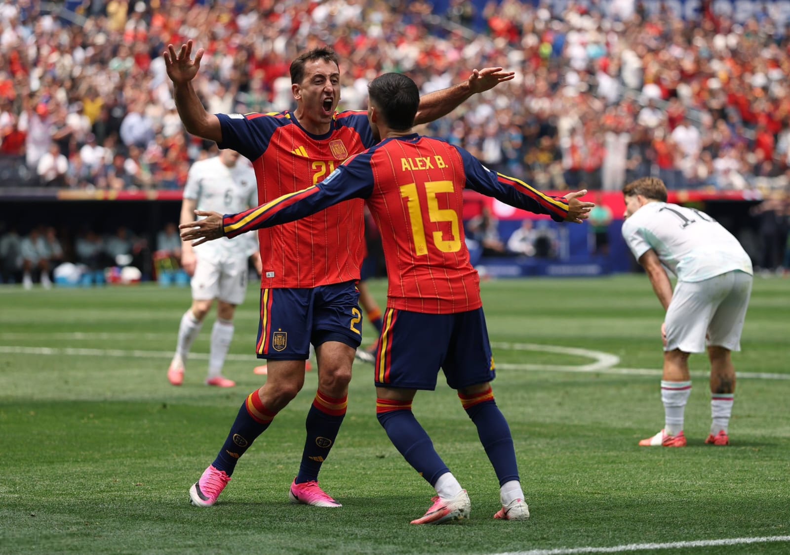España goleó a Austria y el lunes enfrentará a Portugal que le ganó en el final a Croacia