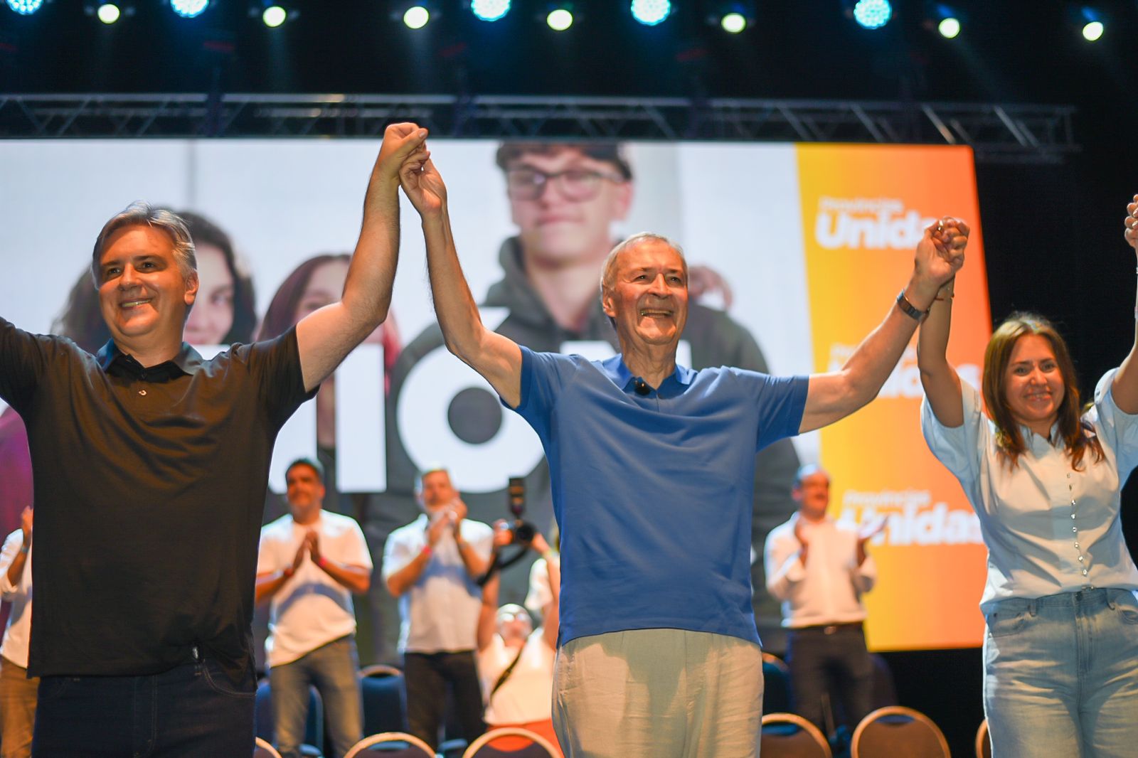 Juan Schiaretti en el cierre de campaña: La solución está dentro de Argentina, con producción, trabajo, federalismo, diálogo y consenso Juan Schiaretti en el cierre de campaña: La solución está dentro de Argentina, con producción, trabajo, federalismo, diálogo y consenso