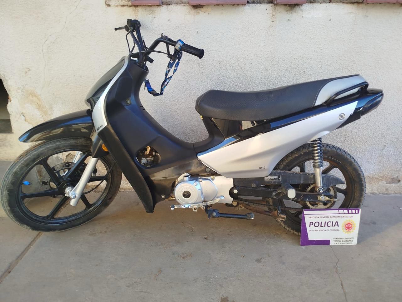 La Policía tras realizar un allanamiento en Moldes secuestra una moto robada en Mackenna La Policía tras realizar un allanamiento en Moldes secuestra una moto robada en Mackenna