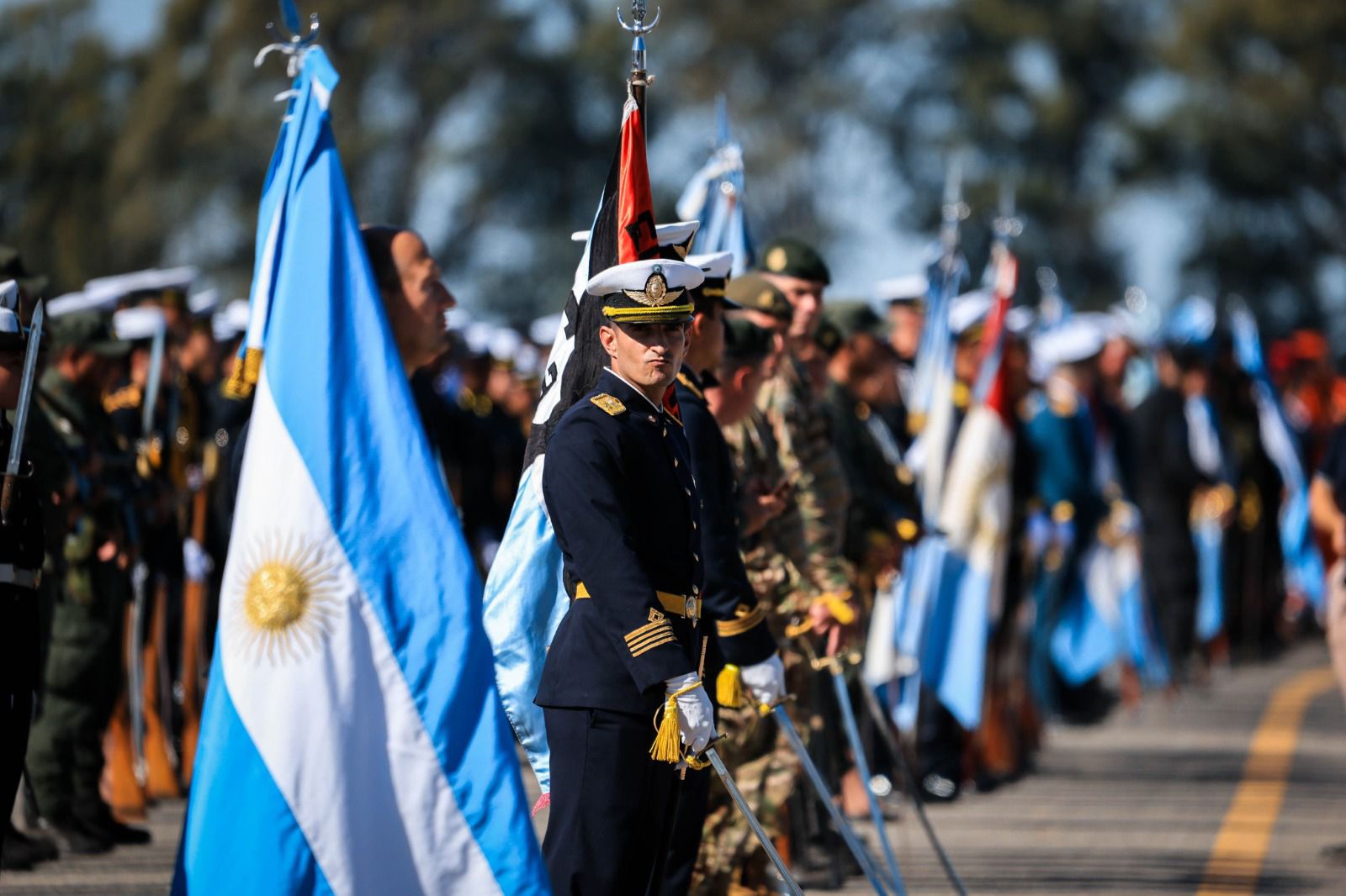 Laboulaye: Llaryora encabezó el desfile por el aniversario del Bautismo de Fuego de la Fuerza Aérea Argentina