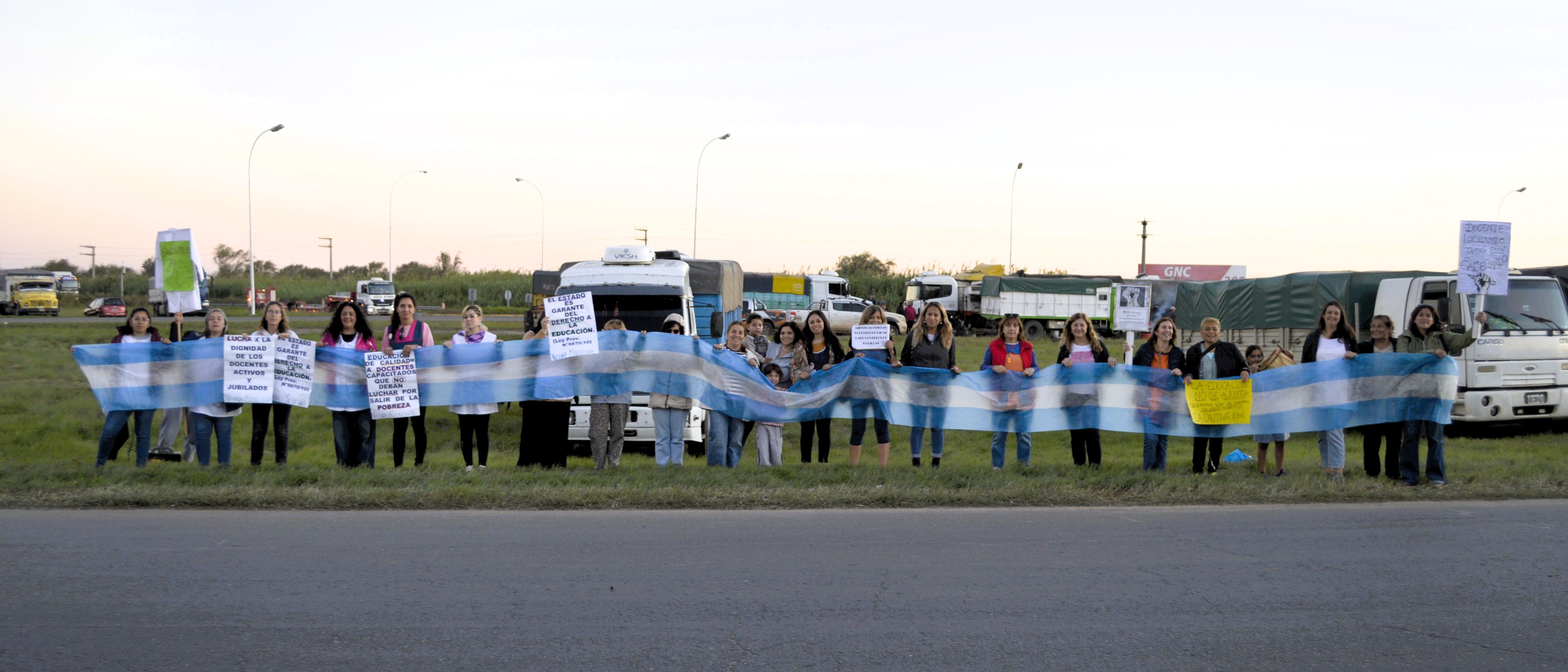 Las docentes de Mackenna continúan su lucha por un salario digno con un banderazo en la rotonda