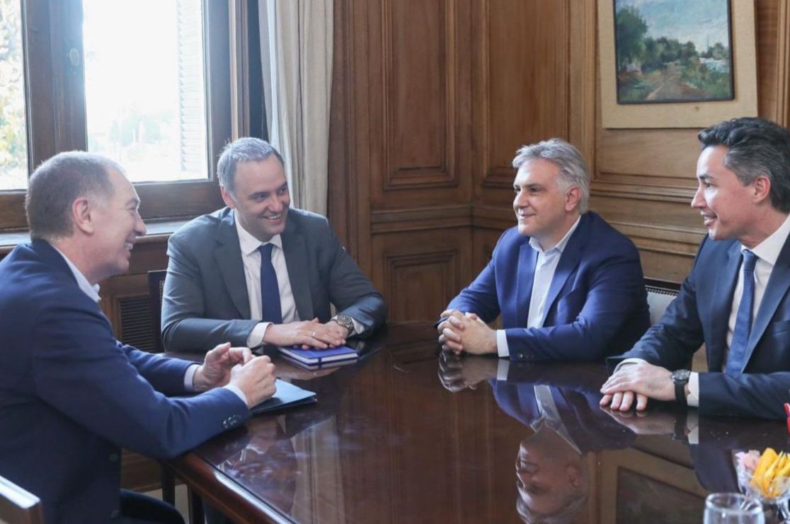 Llaryora calificó como positiva, cordial y productiva la reunión con Adorni y  Santilli