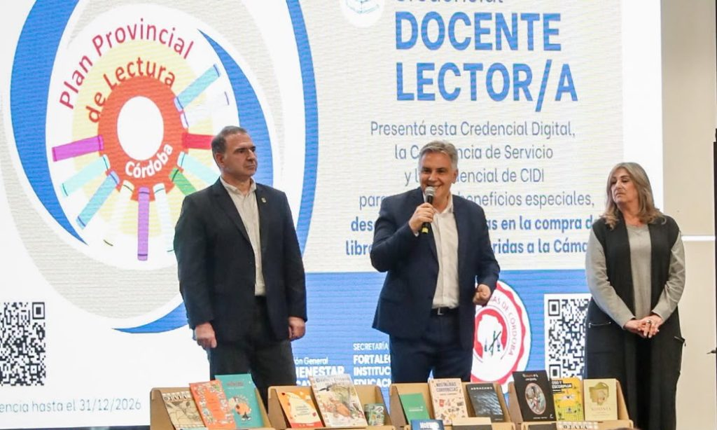 Llaryora encabezó la entrega de 50.000 libros para escuelas y espacios educativos