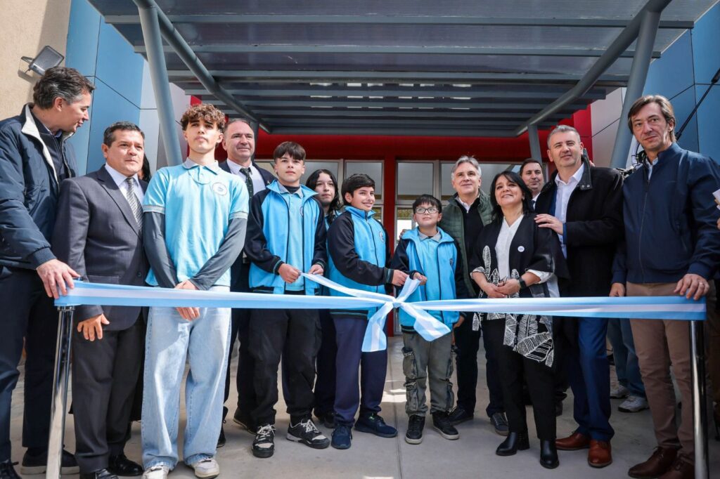 Llaryora inauguró el nuevo edificio de la escuela ProA en La Falda