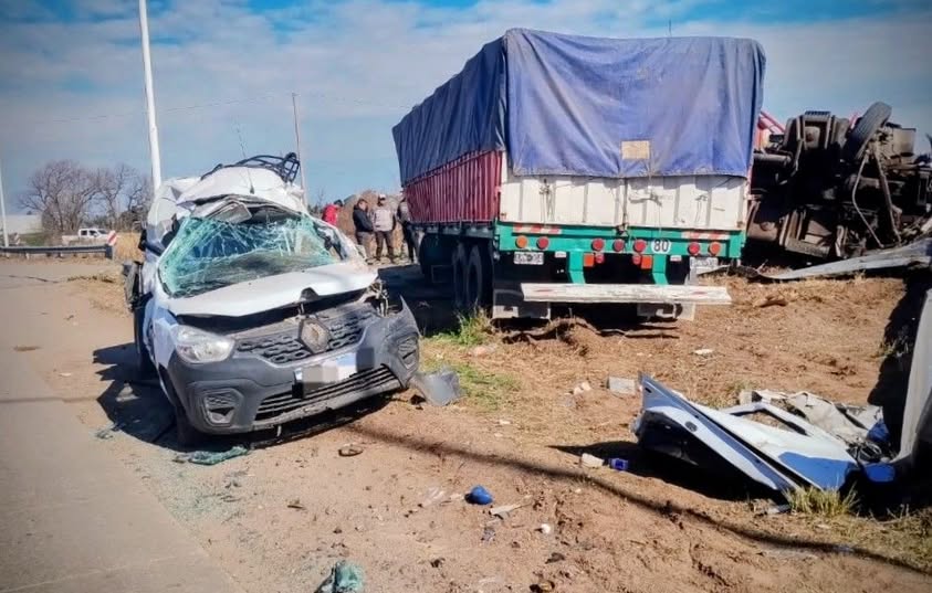 Mackenna: una ambulancia con tres pacientes, dos camiones y un utilitario colisionaron en el cruce del FFCC Mackenna: una ambulancia con tres pacientes, dos camiones y un utilitario colisionaron en el cruce del FFCC