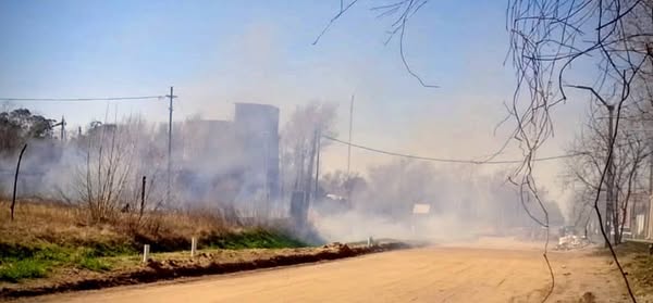 Mackenna: voraz incendio quemó por completo una vivienda precaria en el sector de las vías