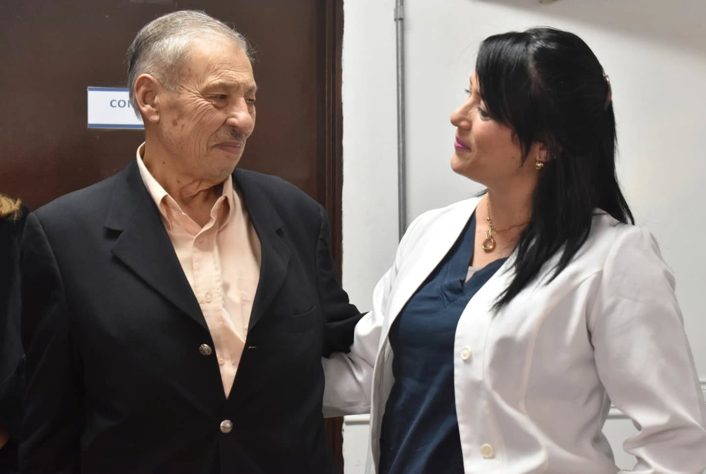 Merecido homenaje al médico Héctor Farías