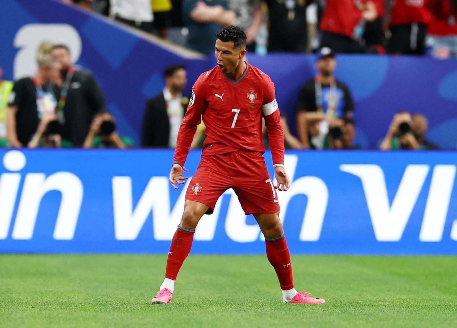 Portugal goleó a Uzbekistán con dos goles de Cristiano Ronaldo